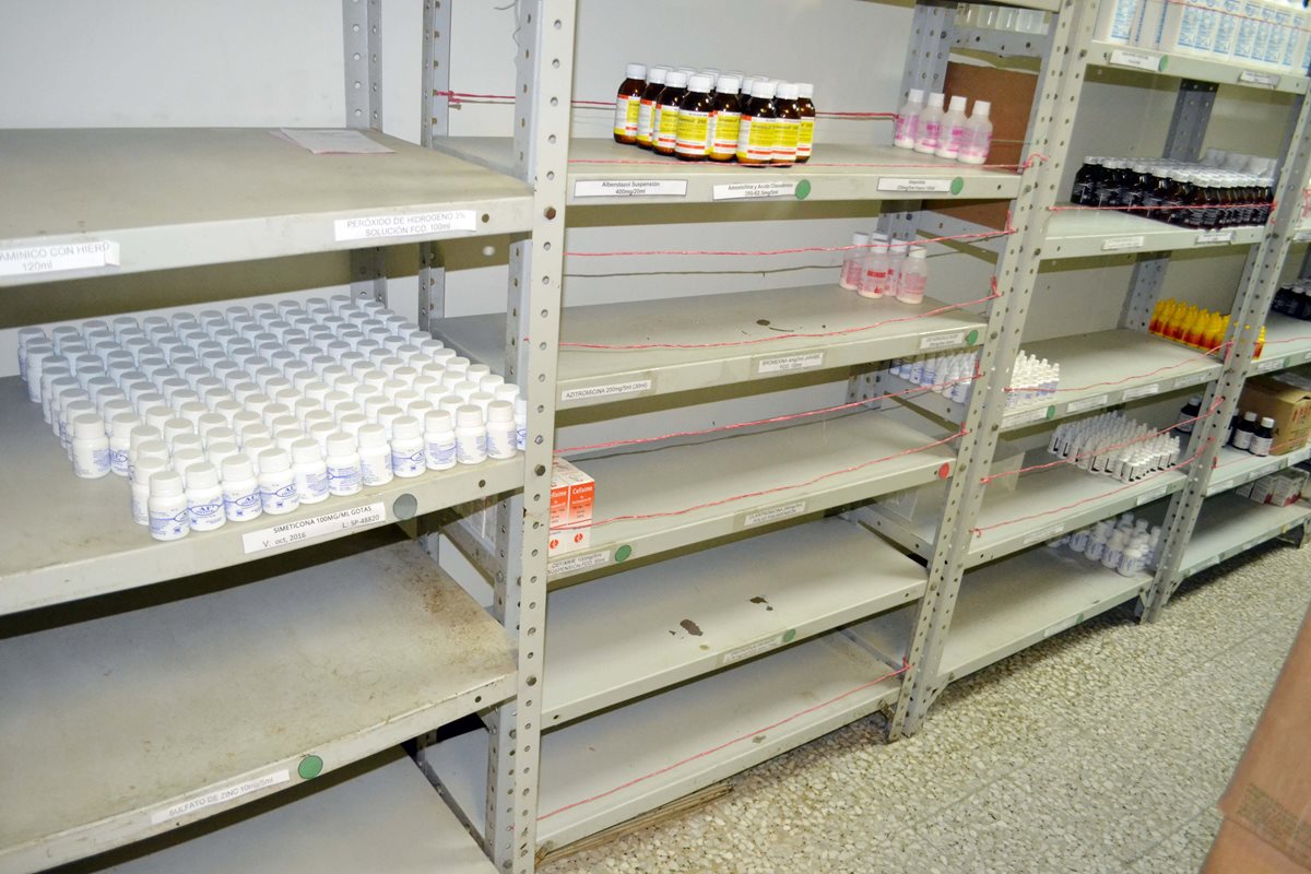 Estanterías del hospital infantil de Puerto Barrios, Izabal, tienen poca medicina debido a crisis económica. (Foto Prensa Libre: Edwin Perdomo)