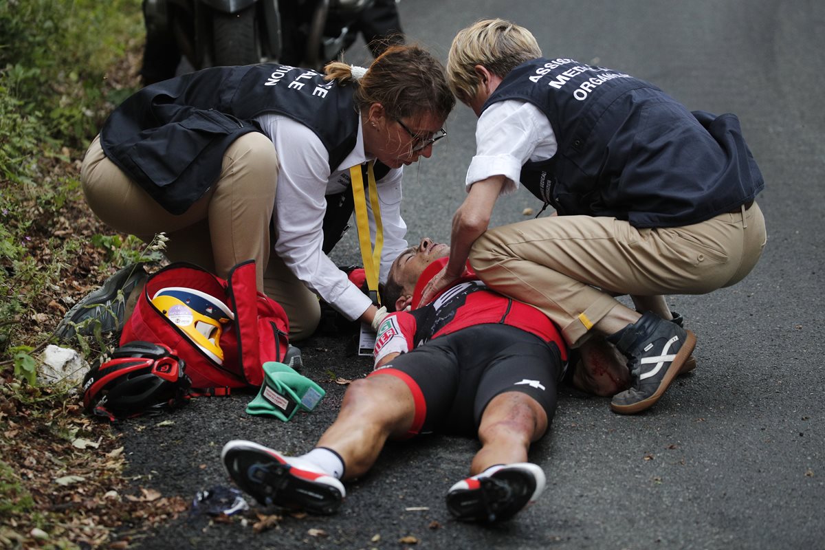 Mientras descendía del Mont du Chat, el ciclista australiano sufrió una dura caída que lo dejó con doble fractura. (Foto Prensa Libre: AP)