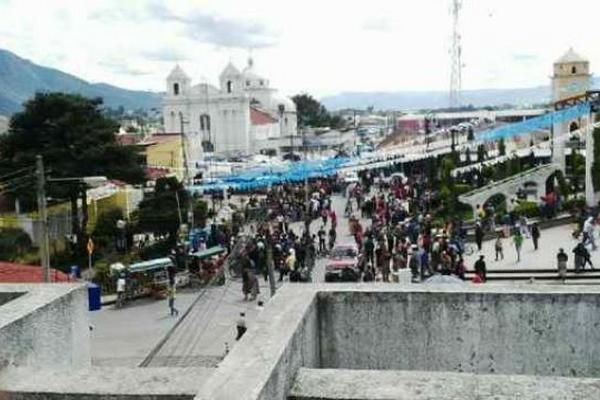 Turba que exige devolución de mercadería permanece en el centro de San Juan Ostuncalco. (Foto Prensa Libre: Tomada de twitter @stereo100Xela) <br _mce_bogus="1"/>