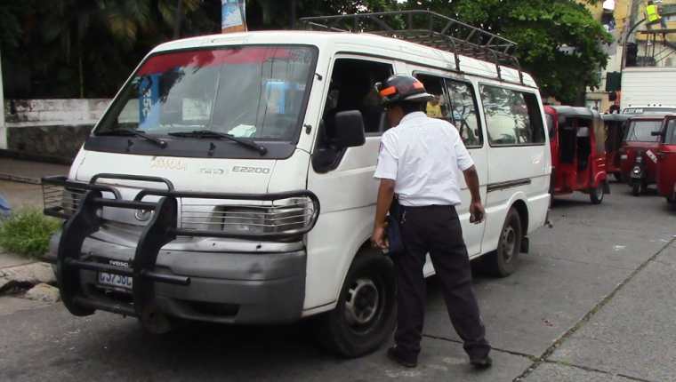 Bombero inspecciona el microbús en el que fue atacado Uriel Mardoqueo Pu, en Mazatenango, Suchitepéquez. (Foto Prensa Libre: Melvin Popá)