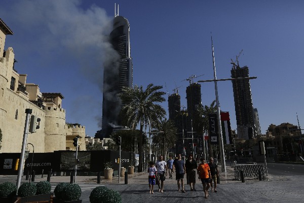Una columna de humo sale del hotel Address Downtown, en Dubai. (Foto Prensa Libre: AP).