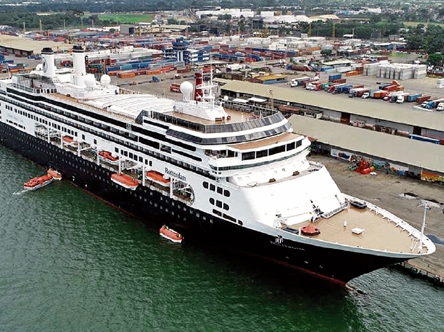 El MS Rotterdam arribó a la terminal de Santo Tomás de Castilla, que espera  46 cruceros esta temporada.  (Foto, Prensa Libre: Dony Stewart).