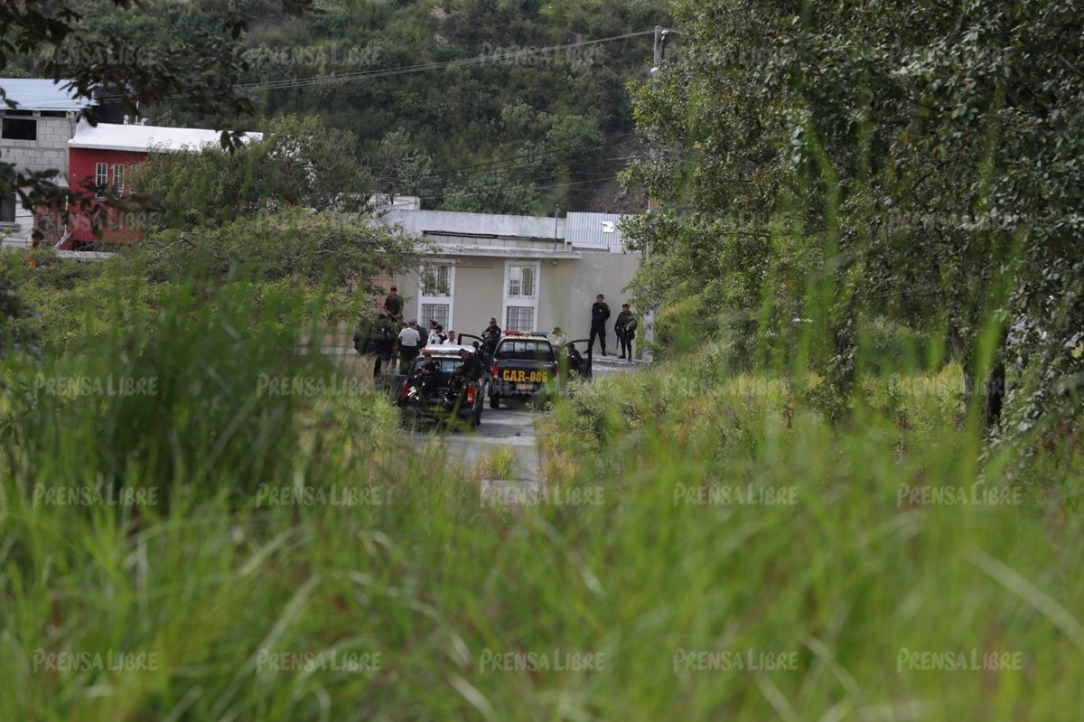 Agentes participan en el operativo de recaptura de Anderson Cabrera. (Foto Prensa Libre)