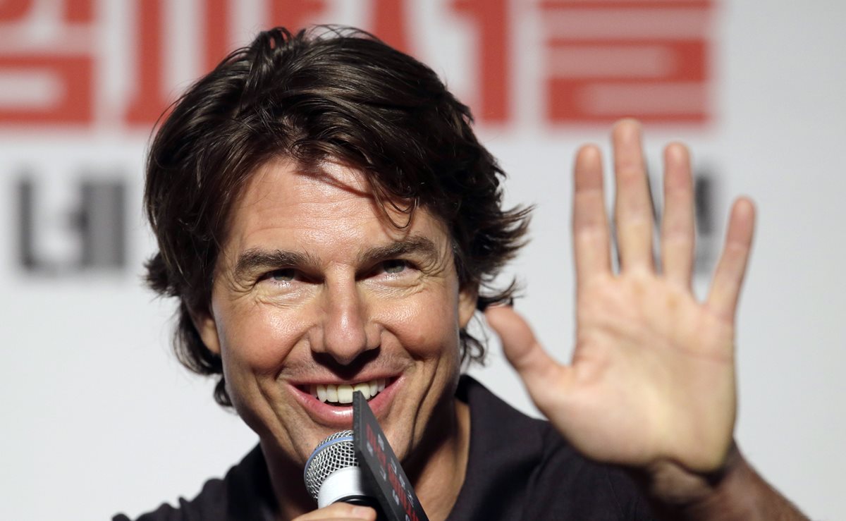 Tom Cruise saluda durante una conferencia de prensa para la quinta entrega de Misión Imposible. (Foto Prensa Libre: AP)
