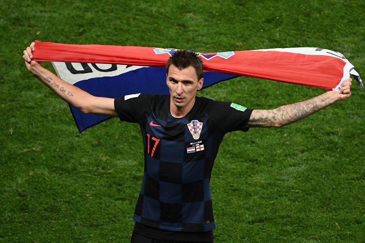 Mario Mandzukic, con la bandera de Croacia, festeja el pase a la final del Mundial de Rusia 2018. (Foto Prensa Libre: AFP)