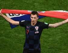 Mario Mandzukic, con la bandera de Croacia, festeja el pase a la final del Mundial de Rusia 2018. (Foto Prensa Libre: AFP)