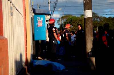 Bomberos Municipales  llegaron al lugar, pero la víctima ya había muerto. (Foto Prensa Libre: Bomberos Municipales)