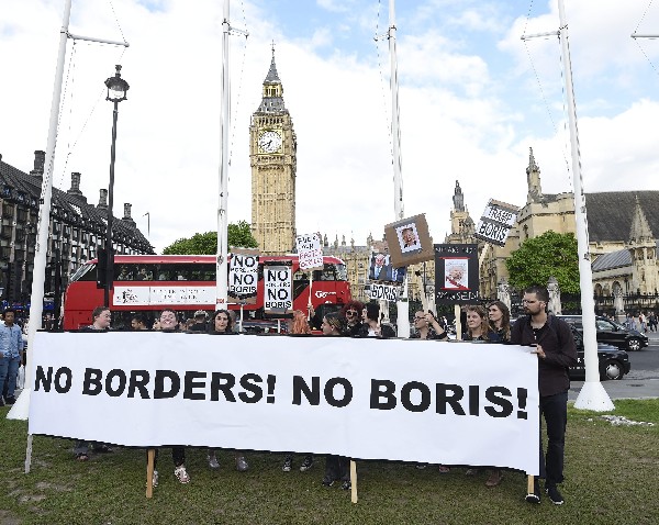 Manifestantes apoyan la permanencia del Reino Unido en la Unión Europea. (Foto Prensa Libre: EFE)