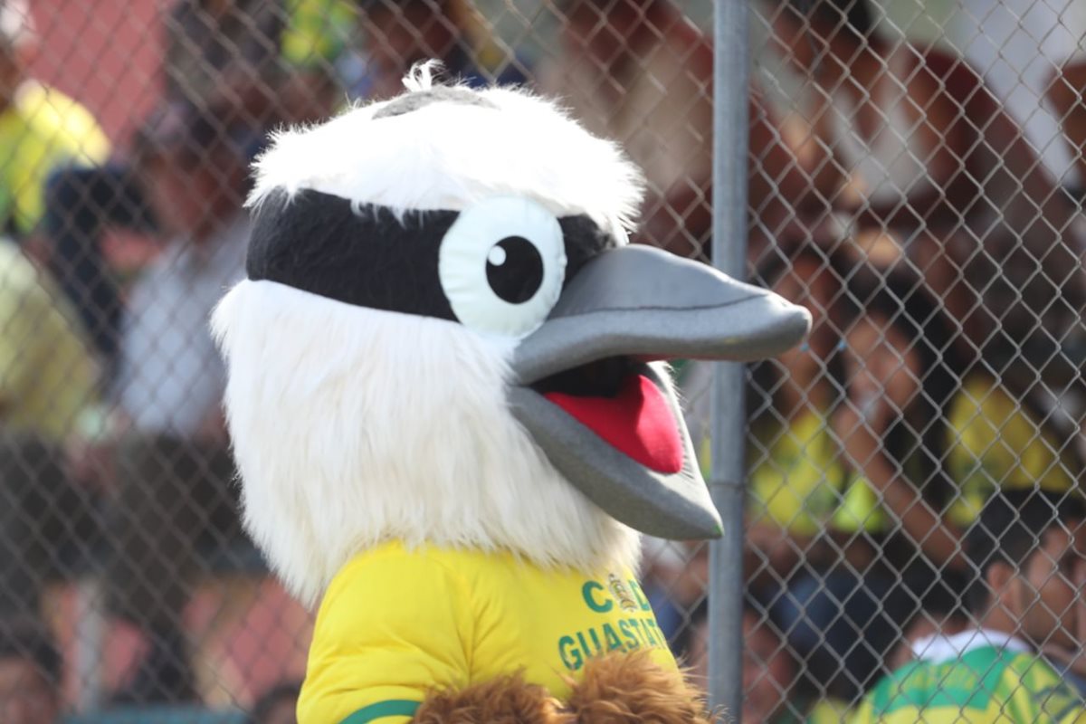 La mascota del Guastatoya alentó a su equipo contra Municipal. (Foto Prensa Libre: Francisco Sánchez).