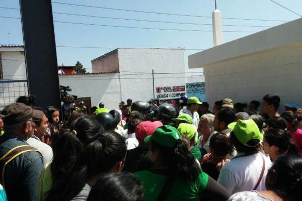 UNE y PMT de Mixco se enfrentan por jornada de afiliación que el partido en mención efectuaba en canchas de futbol de la colonia Belén en la zona 7 de ese municipio. (Foto, Prensa Libre: Orlando Rodríguez de UNE).
