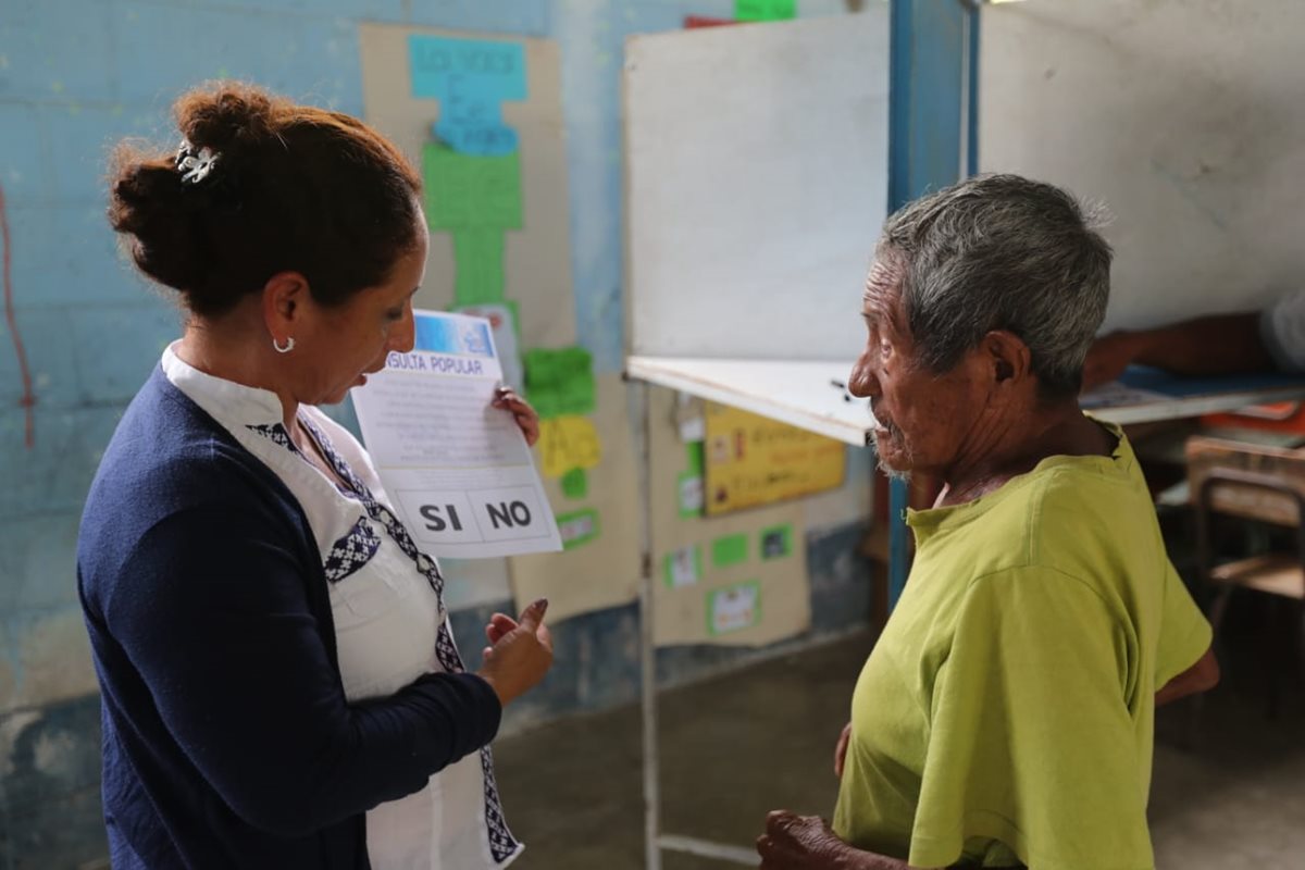 Con dificultades, Magdaleno Chún, acudió a votar en la Consulta Popular, en San Luis, Petén. (Foto Prensa Libre: Érick Ávila)