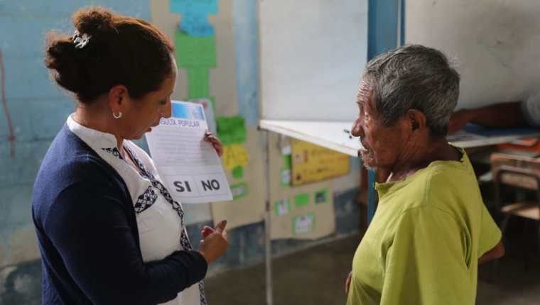Con dificultades, Magdaleno Chún, acudió a votar en la Consulta Popular, en San Luis, Petén. (Foto Prensa Libre: Érick Ávila)