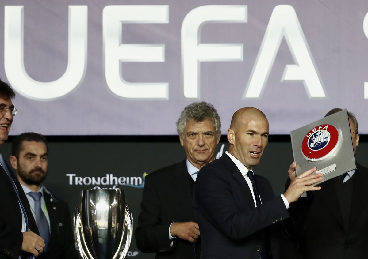 Zinedine Zidane compareció a los medios luego de ganar con el Real Madrid La Supercopa de Europa. (Foto Prensa Libre: EFE)