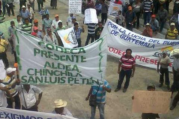 Campesinos protestan en Flores, Petén, para pedir la nacionalización de le energía eléctrica. (Foto Prensa Libre: Rigoberto Escobar) <br _mce_bogus="1"/>