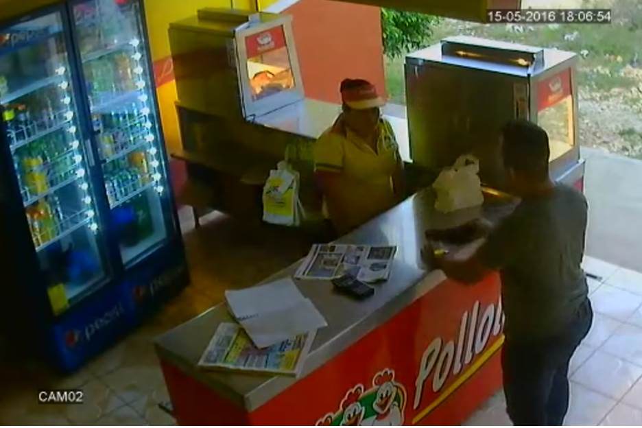 Delincuente es grabado por una cámara de seguridad en San Francisco, Petén, cuando toma por asalto una venta de pollo frito. (Foto Prensa Libre:)