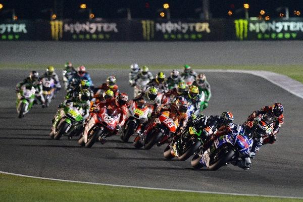 Jorge Lorenzo tuvo su primer tropiezo en el MotoGP. (Foto Prensa Libre: EFE)