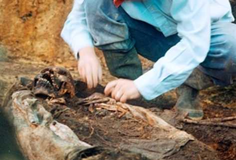 Exhumación de cadáveres en la aldea Chacalté.