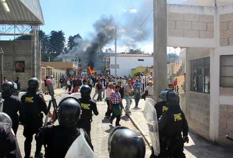 Un contingente de 150 policías permanece en el área para controlar los disturbios violentos causados por pobladores.