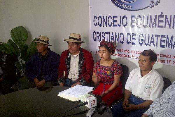 José Chávez Brito, alcalde indígena de Nebaj (de rojo) y miembros del Consejo Ecuménico denuncian hecho en  PDH.