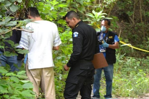 Investigadores inspeccionan el lugar donde murió baleado Humberto Gonzalo Cruz, en Guastatoya. (Foto Prensa Libre: Hugo Oliva)