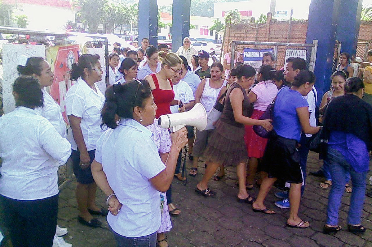 Salubristas del Hospital Nacional de Retalhuleu se reunen afuera de las instalaciones y suspenden consulta externa. (Foto Prensa Libre: Jorte Tizol)