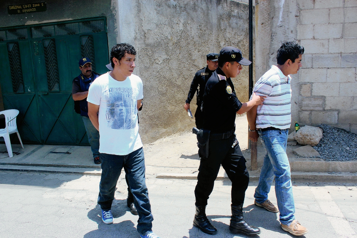 Los detenidos  fueron puestos a disposición de un juzgado de turno. (Foto Prensa Libre: José Rosales)