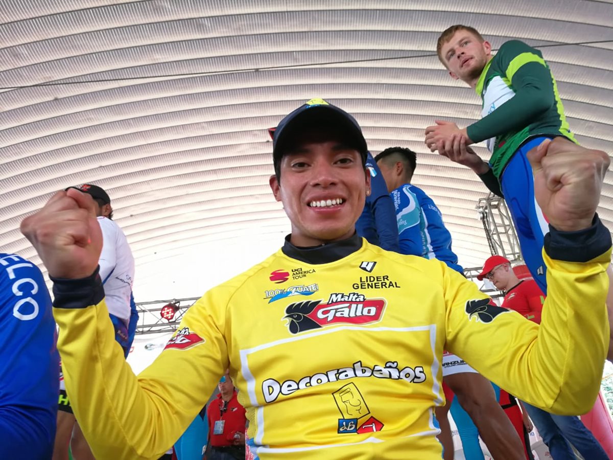 Alfredo Ajpacajá posa para las cámaras con el suéter de líder de la Vuelta a Guatemala 2018. (Foto Prensa Libre: Carlos Vicente)