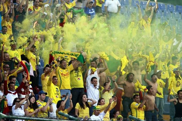 Aficionados de los leones respaldan a su equipo. (Foto Prensa Libre: Eduardo González)