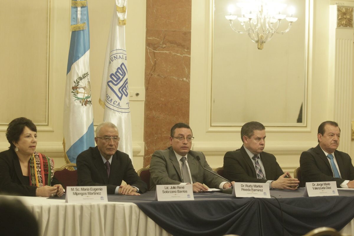 Magistrados del TSE se dirigen a los medios de comunicación. (Foto Prensa Libre: Edwin Bercián)