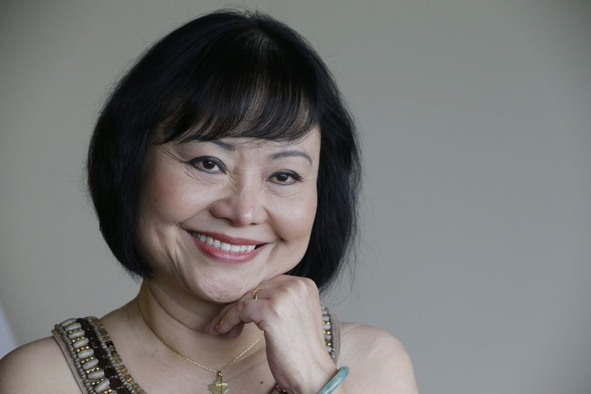 Kim Phuc sonríe en su habitación de Miami. Ahora un tratamiento con láser le da nuevas esperanzas. (Foto Prensa Libre: AP).