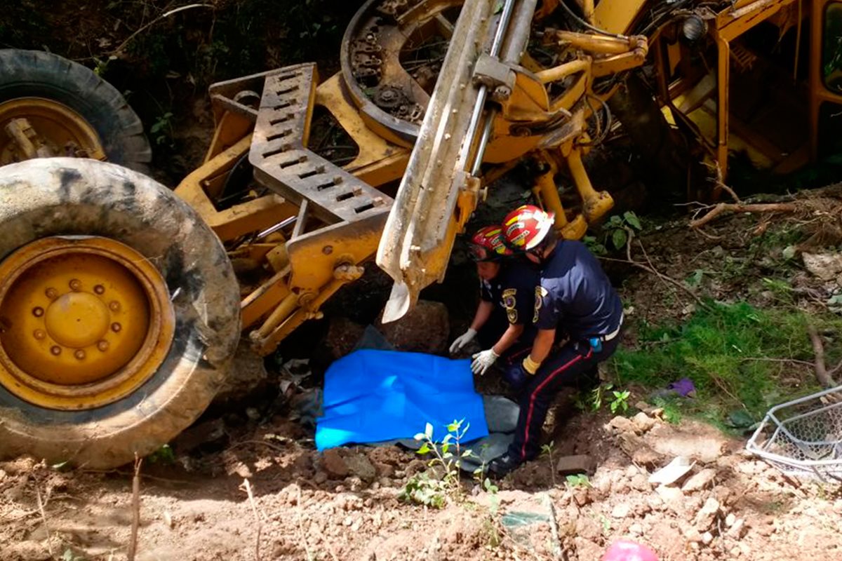 Óscar Joel Mateo Pérez, murió por politraumatismo general al caer encima la motoniveladora que manejaba. (Foto Prensa Libre: Whitmer Barrera)