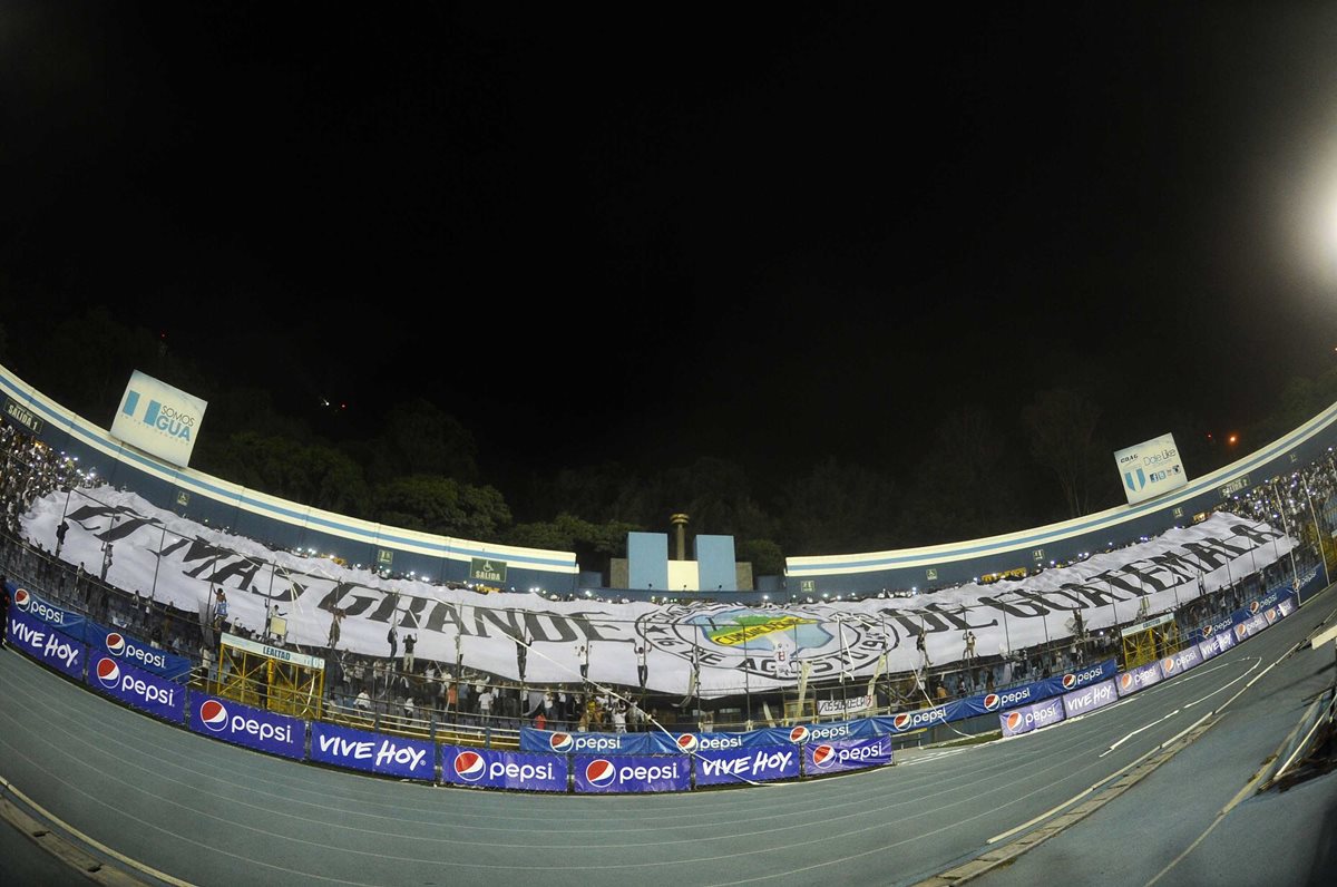 Vista panorámica de la manta gigante que desplegó la Ultra Sur en el estadio Doroteo Guamuch Flores durante el Clásico 298 del futbol guatemalteco. (Foto Prensa Libre: Francisco Sánchez).