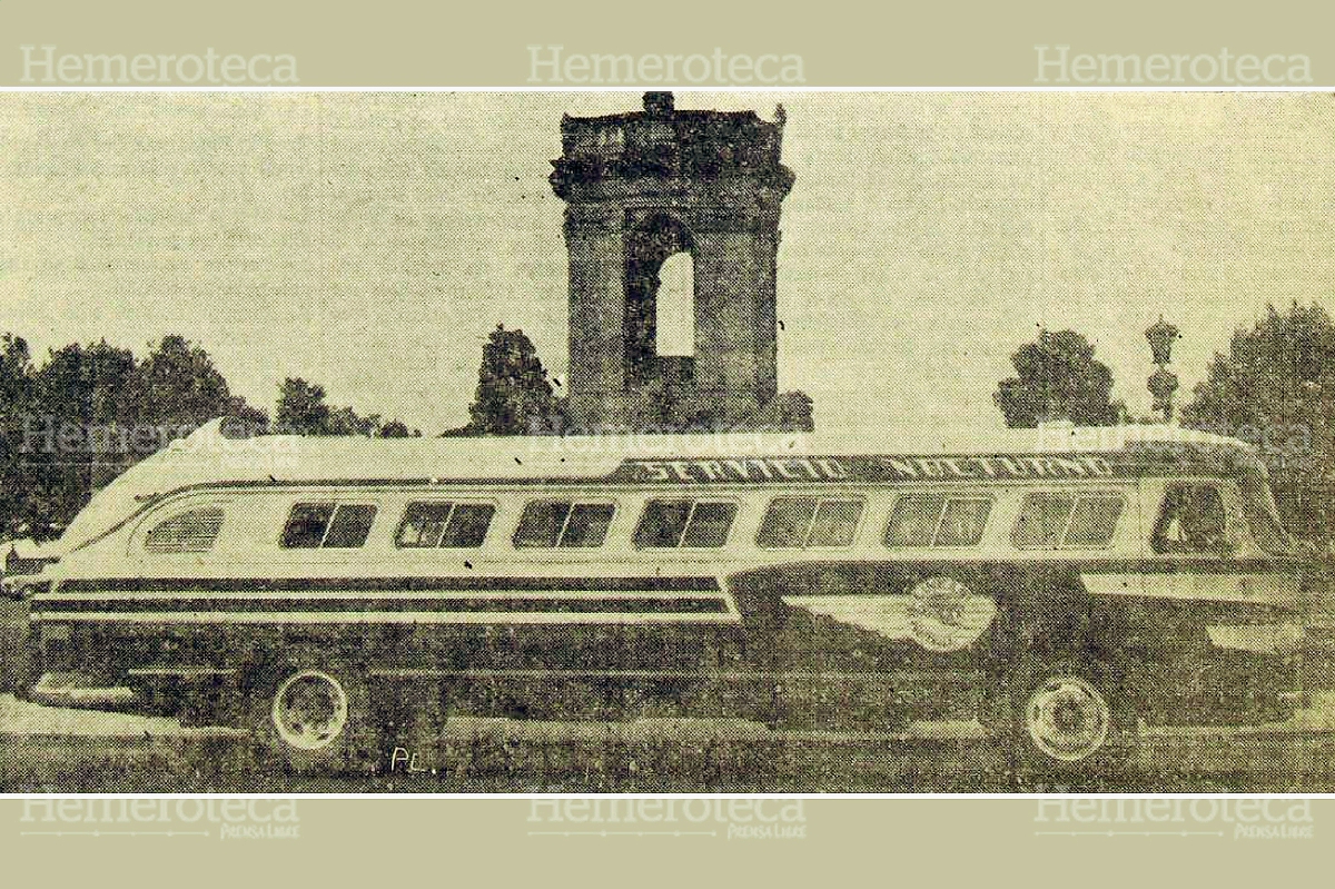 Autobus en la Plazuela España. (Foto: Hemeroteca PL)