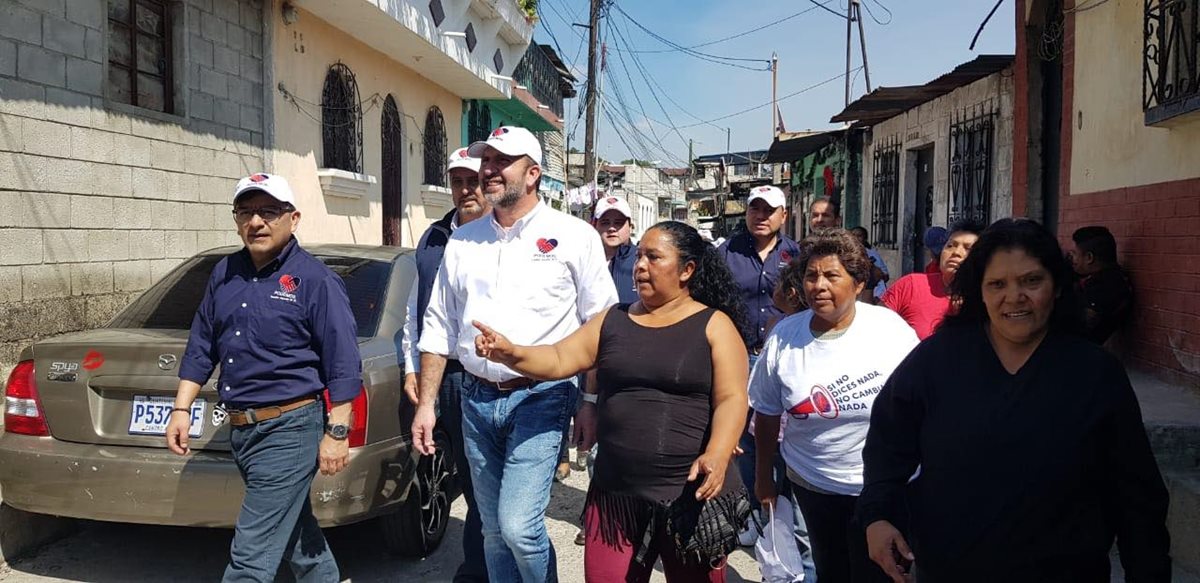 Roberto Arzú durante un recorrido de labores de afiliación del partido Podemos. Foto Prensa Libre: Página de Facebook de Roberto Arzú)