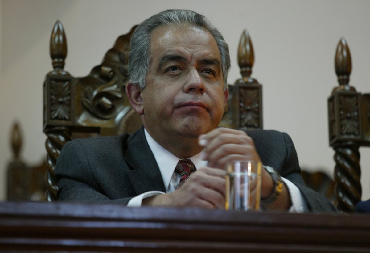 Carlos Enrique Reynoso Gil fue magistrado suplente de la Corte de Constitucionalidad y votó por declarar ilegal el decreto con el cual Jorge Serrano Elías pretendía asumir el poder total. (Foto Prensa Libre: Hemeroteca)