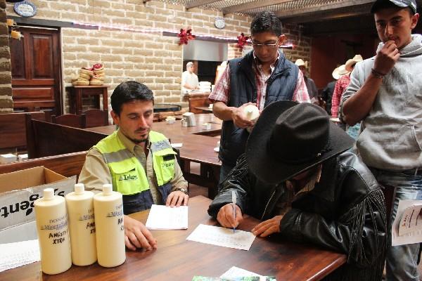 Agricultores de Santa Rosa y Jalapa reciben productos para combatir plaga.