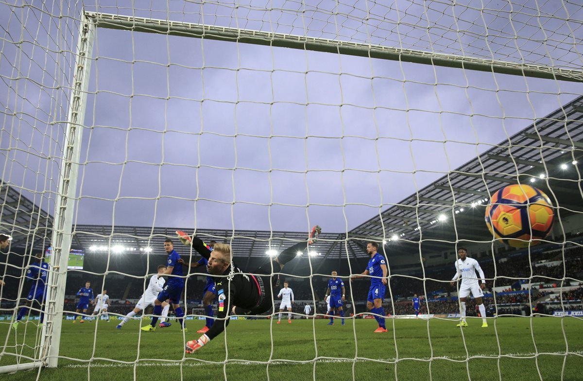 Alfie Mawson anota el gol que abrió la brecha del triunfo para el Swansea. (Foto Prensa Libre: AP)