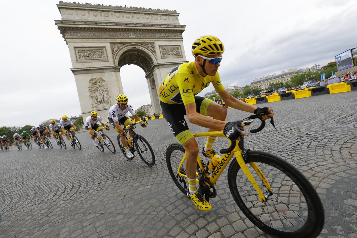 Chris Froome, en acción, durante la última etapa del Tour de Francia. (Foto Prensa Libre: AP)