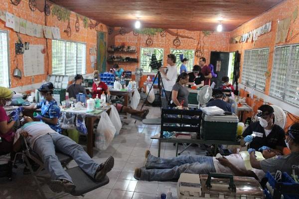 Odontólogos atienden        a vecinos   en la aldea El Remate, Flores, Petén.