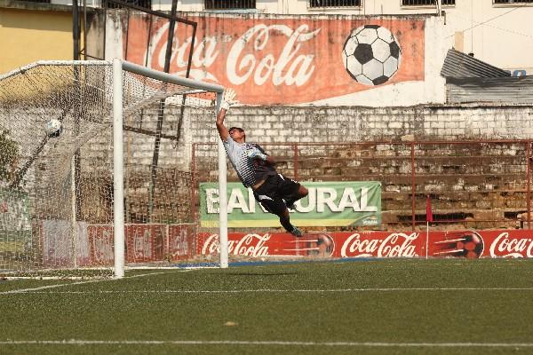 Sergio Gómez observa cómo el balón ingresa en su portería tras el remate de Wilber Caal, quien hizo el tercero de los toros. (Foto Prensa Libre: Aroldo Marroquín)