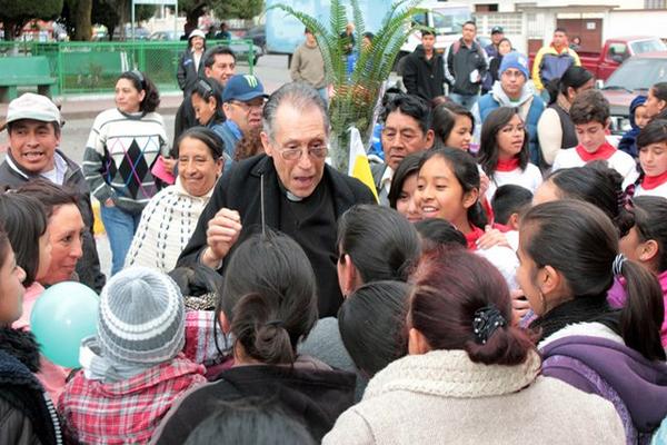 Feligreses de la parroquia de La Esperanza, Quetzaltenango, reciben con algarabía a Monseñor Carlos Yarsebski. (Foto Prensa Libre: Carlos Ventura).
