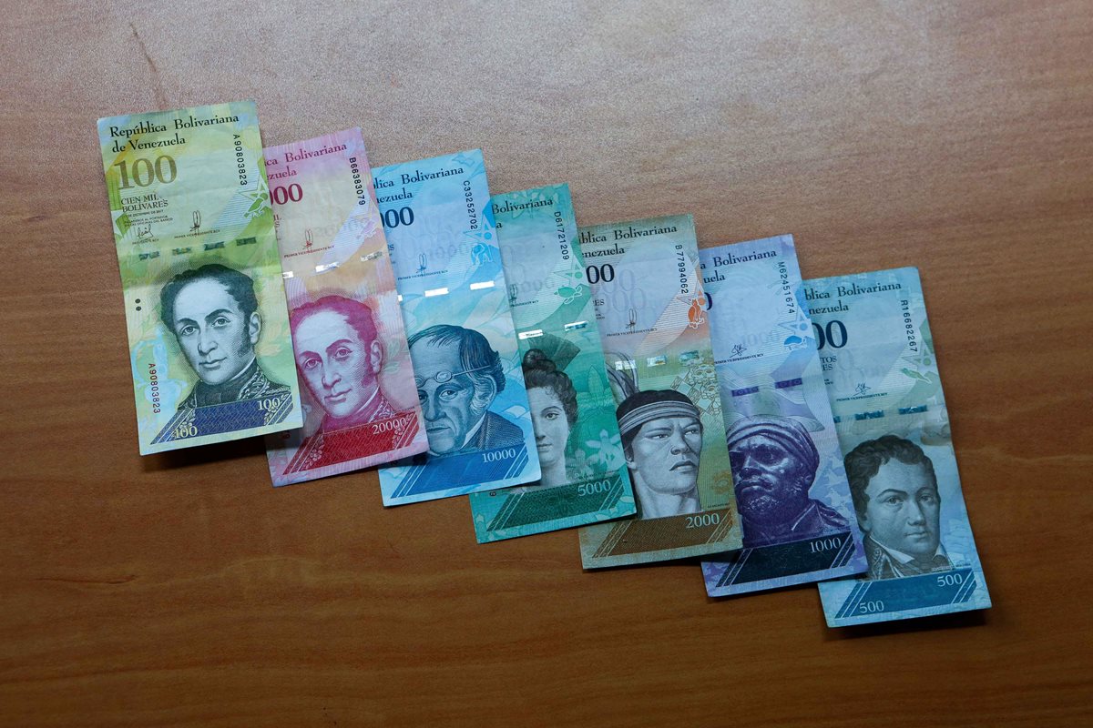 Las medidas de quitar cinco ceros a la moneda son insuficientes estimaron analistas. (Foto Prensa Libre: EFE)