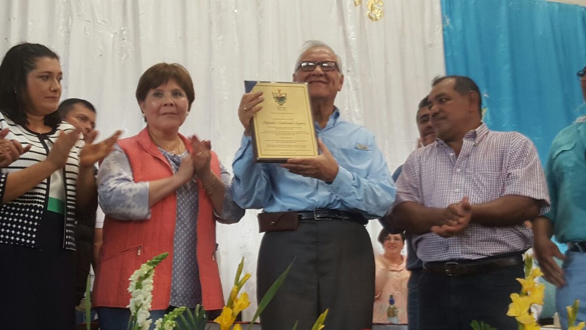 Maldonado recibe reconocimiento en Masagua. (Foto Prensa Libre: Presidencia)