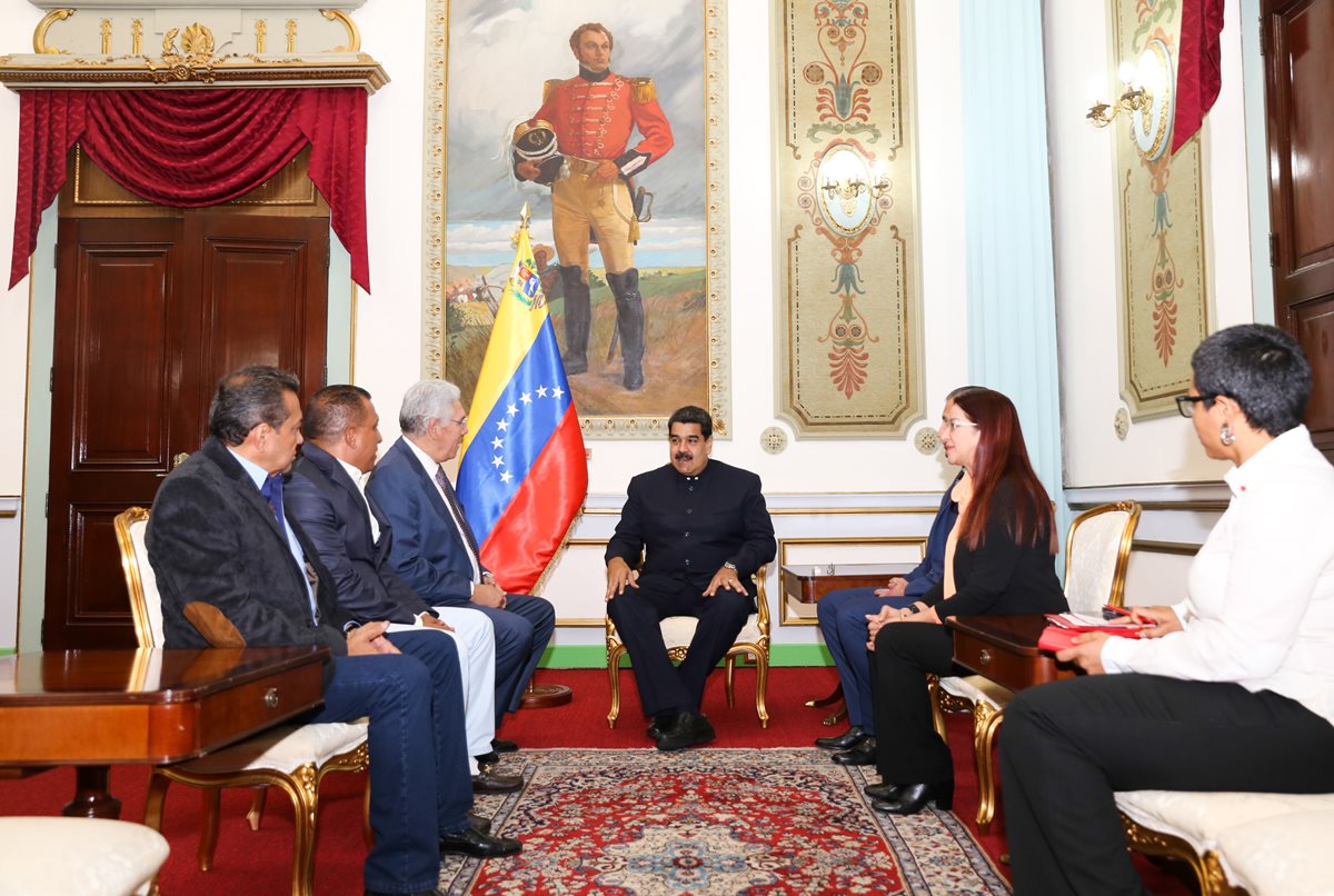 Nicolás Maduro (c) durante una reunión con tres de los cuatro gobernador de oposición. (Foto Prensa Libre:EFE).