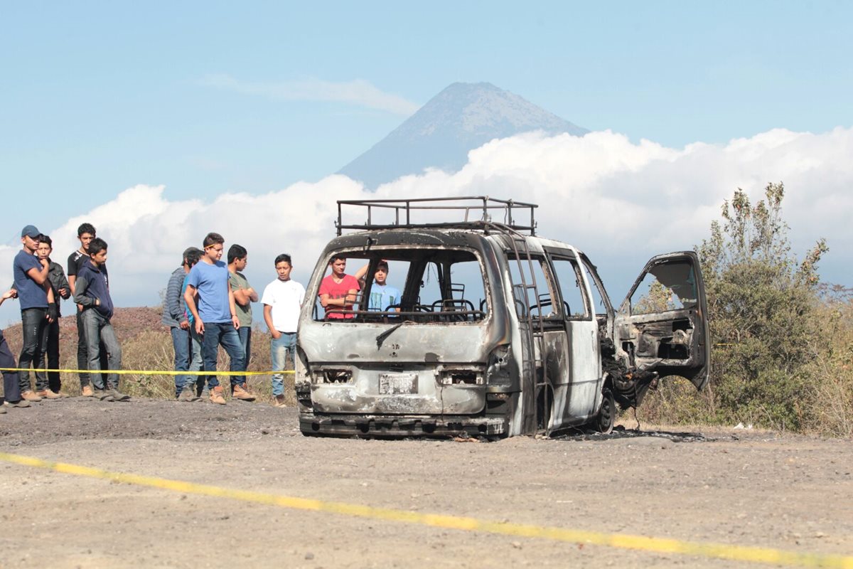 El autobús fue localizado completamente quemado y adentro calcinado un hombre en San Vicente Pacaya, Escuintla. (Foto Prensa Libre: Erick Ávila)
