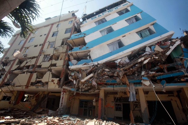 Varios edificios resultaron dañados por el terremoto del sábado en Ecuador.(AFP).