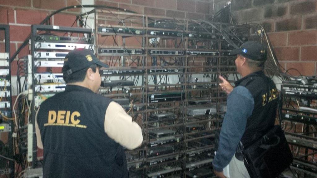Autoridades catean una de las empresas de cable propiedad del diputado Jimmy Ren, en Quiché. (Foto Prensa Libre: PNC)