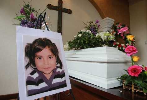 Los restos de Jennifer Vásquez son velados desde ayer en una funeraria de la zona 5, adonde llegaron familiares y amigos. El sepelio se programó para hoy.