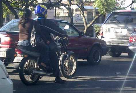 Motociclistas deberán circular en el carril derecho. (Foto Prensa Libre: Estuardo Paredes)