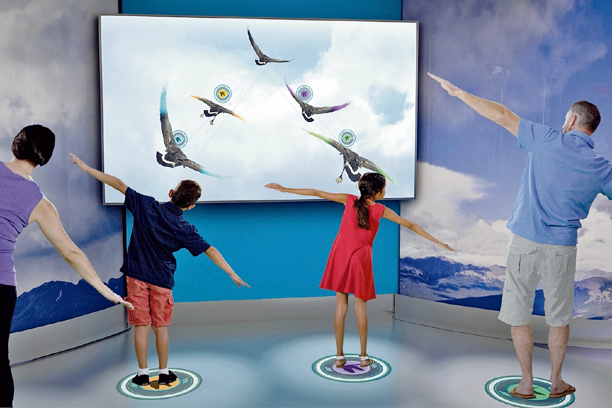 La exposición Por encima y más allá, en Estados Unidos, incluye televisores, sensores de movimiento y cámaras, con el objetivo de que el visitante tenga una experiencia diferente.